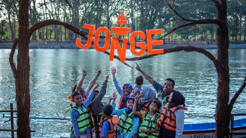 Spot Foto via Kabarhandayani, Sejarah Telaga Jonge, Lokasi Destinasi Wisata Telaga Jonge, Rute Menuju Lokasi Wisata Alam Telaga Jonge, Peta Lokasi Telaga Jonge, Fasilitas di Telaga Jonge, Jam Operasional , Harga Tiket Masuk Telaga Jonge, Aktivitas Seru di Telaga Jonge, Daya Tarik Telaga Jonge, Pasar Digital Telaga Jonge, Penginapan Terdekat Telaga, Tips dan saran