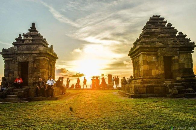 Sunset di Candi Ijo via Alodiatour, 1. Wisata Candi Prambanan, 2. Wisata Air Terjun Sri Gethuk, 3. Curug Indah Tegalrejo, 4. Pasar Beringharjo, 5. Sindu Kusuma Edupark (SKE), 6. Tugu Jogja, 7. Museum Benteng Vredeburg, 8. Taman Pintar Yogyakarta, 9. Gumuk Pasir Parangkusumo, 10. The Lost World Castle, 11. Wisata Istana Ratu Boko, 12. Pantai Pok Tunggal, 13. Pantai Parangtritis, 14. Pantai Baron, 15. Pantai Siung, 16. Pabrik Gula Madukismo, 17. Museum Mini Sisa Hartaku, 18. Museum Affandi, 19. Museum Sonobudoyo Siung, 20. Wisata Kotagede , 21. Keraton Ngayogyakarta Hadiningrat, 22. Kebun Binatang Gembira Loka, 23. Jalan Malioboro, 24. Kampung Wisata Taman Sari, 25. Hutan Pinus Mangunan, 26. Kebun Buah Mangunan Jogja, 27. Pantai Timang, 28. Wisata Goa Selarong, 29. Wisata Alam Kalibiru, 30. Cave Tubing di Goa Pindul, 31. Candi Sambisari, 32. Wisata Candi Plaosan, 33. “Cahaya Surga” di Gua Jomblang, 34. Bukit Parang Endog, 35. Bukit Bintang Jogja, 36. Pantai Indrayanti, 37. Pantai Jogan, 38. Pantai Sundak, 39. Pantai Krakal, 40. Goa Gelatik, 41. Cave Tubing Kalisuci, 42. Pantai Sadranan, 43. The World Landmarks Merapi Park, 44. Transmart Carrefour Maguwo, 45. Pantai Nglambor , 46. Jogja Bay Waterpark (Tutup Sementara), 47. Kebun Teh Nglinggo Jogja, 48. Tebing Breksi, 49. Wisata Hutan Mangrove Wana Tirta, 50. Taman Nasional Gunung Merapi, 51. Jurang Tembelan, 52. Gunung Api Purba Nglanggeran, 53. Candi Ijo D.I. Yogyakarta, 54. Alun-alun Kidul, Jogja, 55. Taman Pelangi Monjali, 56. Jalan Prawirotaman, 57. Titik Nol Yogyakarta, 58. Taman Budaya Yogyakarta, 59. Ekowisata Sungai Mudal, 60. Pojok Beteng, 61. HeHa Sky View, 62. HeHa Ocean View, 63. Tumpeng Menoreh, 64. Rumah Jembarati (Tutup), 65. Studio Alam Glampong, 66. Bukit Panguk Kediwung, 67. Curug Pulosari, 68. Seribu Batu Songgo Langit, 69. Embung Langensari, 70. Pantai Ngrawe (MESRA)