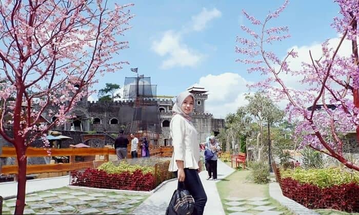 The Lost World Castle via IG @lissasetiawati, 1. Puncak Segoro, 2. HeHa Sky View, 3. Langlang Buana, 5. Pantai Ngrawe, 6. Kalinampu Natural Park, 7. Romantic Garden, 8. Puncak Sosok, 9. Rumah Hobbit Jogja, 10. Green Villaage Gedangsari menawarkan view ala Selandia Baru, 11. Gurun Sahara-nya Jogja ya Gumuk Pasir Parangkusumo, 12. Menyapa Batu-batu raksasa khas Kesohoran Monumen Stonehenge di Stonehenge Cangkringan, 13. Foto-foto kece dengan landscape landmark dunia di Merapi Park, 14. Mengakrabi bangunan klasik nan megah  ala Benteng Takeshi di The Lost World Castle, 15. Air Terjun Lepo, 16. Soragan Castle, 17. Rumah Paris Jogja