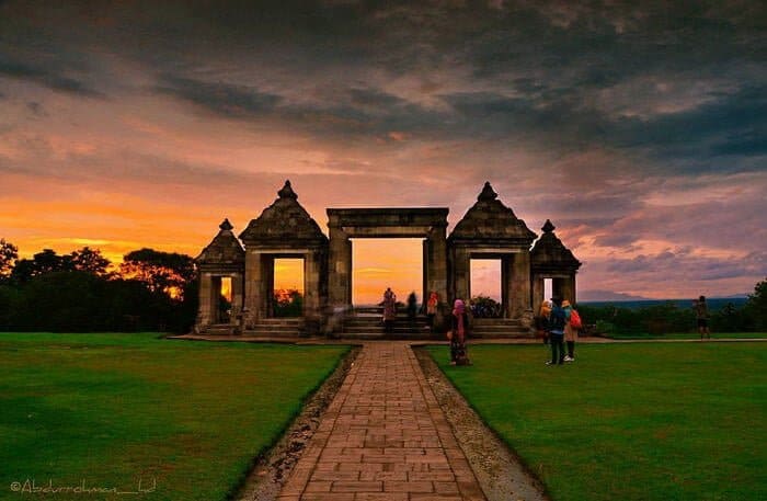 Wisatawan Menikmati Sunset di Keraton Ratu Boko via IG @abdurrohman_hd, Sejarah Candi Ratu Boko, Lokasi Candi Ratu Boko, Rute Menuju Lokasi Candi Ratu Boko, Harga Tiket Masuk Candi Ratu Boko, Bagian Istana Ratu Boko, Pesona Candi Ratu Boko, Tips Berlibur