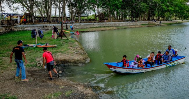 Wisatawan di Telaga Jonge, Sejarah Telaga Jonge, Lokasi Destinasi Wisata Telaga Jonge, Rute Menuju Lokasi Wisata Alam Telaga Jonge, Peta Lokasi Telaga Jonge, Fasilitas di Telaga Jonge, Jam Operasional , Harga Tiket Masuk Telaga Jonge, Aktivitas Seru di Telaga Jonge, Daya Tarik Telaga Jonge, Pasar Digital Telaga Jonge, Penginapan Terdekat Telaga, Tips dan saran