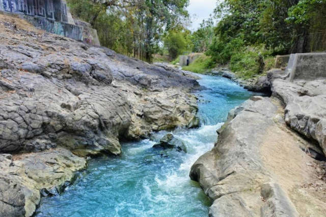 Air Sungai Opak yang Jernih Foto Google Maps/Budi Sutrisno, Lokasi Wisata Alam Lava Bantal, Rute Menuju Lokasi Wisata Alam Lava Bantal, Peta Lokasi Lava Bantal, Jam Operasional Objek Wisata, Harga Tiket Masuk Kawasan Wisata, Fasilitas yang Tersedia, Pesona Objek Wisata Lava Bantal, Kegiatan Seru di Lava Bantal, Wisata di Sekitarnya, Tips Berlibur