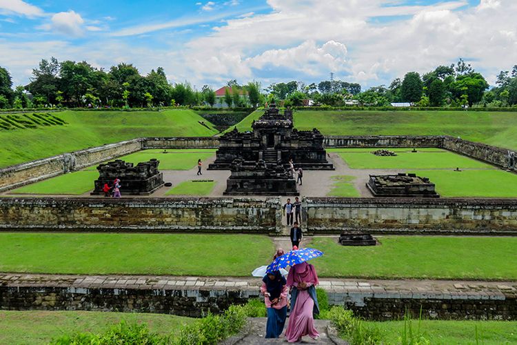 Candi Sambisari via Kompas, 1. Wisata Candi Prambanan, 2. Wisata Air Terjun Sri Gethuk, 3. Curug Indah Tegalrejo, 4. Pasar Beringharjo, 5. Sindu Kusuma Edupark (SKE), 6. Tugu Jogja, 7. Museum Benteng Vredeburg, 8. Taman Pintar Yogyakarta, 9. Gumuk Pasir Parangkusumo, 10. The Lost World Castle, 11. Wisata Istana Ratu Boko, 12. Pantai Pok Tunggal, 13. Pantai Parangtritis, 14. Pantai Baron, 15. Pantai Siung, 16. Pabrik Gula Madukismo, 17. Museum Mini Sisa Hartaku, 18. Museum Affandi, 19. Museum Sonobudoyo Siung, 20. Wisata Kotagede , 21. Keraton Ngayogyakarta Hadiningrat, 22. Kebun Binatang Gembira Loka, 23. Jalan Malioboro, 24. Kampung Wisata Taman Sari, 25. Hutan Pinus Mangunan, 26. Kebun Buah Mangunan Jogja, 27. Pantai Timang, 28. Wisata Goa Selarong, 29. Wisata Alam Kalibiru, 30. Cave Tubing di Goa Pindul, 31. Candi Sambisari, 32. Wisata Candi Plaosan, 33. “Cahaya Surga” di Gua Jomblang, 34. Bukit Parang Endog, 35. Bukit Bintang Jogja, 36. Pantai Indrayanti, 37. Pantai Jogan, 38. Pantai Sundak, 39. Pantai Krakal, 40. Goa Gelatik, 41. Cave Tubing Kalisuci, 42. Pantai Sadranan, 43. The World Landmarks Merapi Park, 44. Transmart Carrefour Maguwo, 45. Pantai Nglambor , 46. Jogja Bay Waterpark (Tutup Sementara), 47. Kebun Teh Nglinggo Jogja, 48. Tebing Breksi, 49. Wisata Hutan Mangrove Wana Tirta, 50. Taman Nasional Gunung Merapi, 51. Jurang Tembelan, 52. Gunung Api Purba Nglanggeran, 53. Candi Ijo D.I. Yogyakarta, 54. Alun-alun Kidul, Jogja, 55. Taman Pelangi Monjali, 56. Jalan Prawirotaman, 57. Titik Nol Yogyakarta, 58. Taman Budaya Yogyakarta, 59. Ekowisata Sungai Mudal, 60. Pojok Beteng, 61. HeHa Sky View, 62. HeHa Ocean View, 63. Tumpeng Menoreh, 64. Rumah Jembarati (Tutup), 65. Studio Alam Glampong, 66. Bukit Panguk Kediwung, 67. Curug Pulosari, 68. Seribu Batu Songgo Langit, 69. Embung Langensari, 70. Pantai Ngrawe (MESRA)