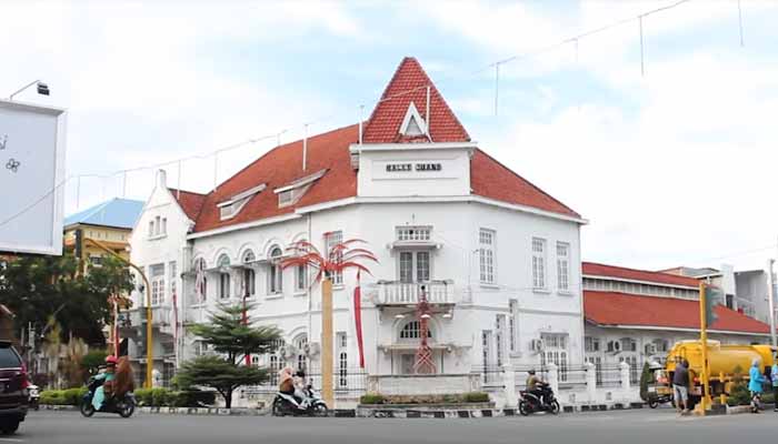 Gedung Balee Juang, 1. Pantai Pasir Putih Langsa, 2. Hutan Kota Langsa, 3. Pulau Teulaga Tujoh, 4. Taman Mangrove Langsa, 5. Gedung Balee Juang, 6. Pantai Buatan Kuala Langsa, 7. Vitra Tirta Raya Waterboom, 8. Taman Bambu Runcing, 9. Mutiara Waterpark, 10. Pantai Kuala Parek, 11. Langsa Town Square (Latos), 12. Kolam Renang Kemuning, 13. Pelabuhan Kuala Langsa, 14. Air Terjun Terujak, 15. Kawasan Toko Belakang, 16. Ujong Pusong, 17. Pantai Matang Ulim Idi Cut, 18. Pantai Kuala Geulumpang, 19. Lapangan Merdeka Langsa – Alun-alun Langsa, 20. Kebun Indah Villa, 21. Royal Waterboom Langsa