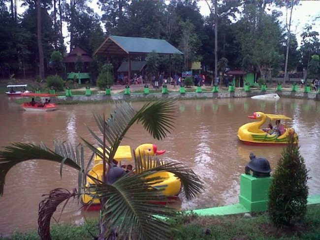 Hutan Kota Langsa, 1. Pantai Pasir Putih Langsa, 2. Hutan Kota Langsa, 3. Pulau Teulaga Tujoh, 4. Taman Mangrove Langsa, 5. Gedung Balee Juang, 6. Pantai Buatan Kuala Langsa, 7. Vitra Tirta Raya Waterboom, 8. Taman Bambu Runcing, 9. Mutiara Waterpark, 10. Pantai Kuala Parek, 11. Langsa Town Square (Latos), 12. Kolam Renang Kemuning, 13. Pelabuhan Kuala Langsa, 14. Air Terjun Terujak, 15. Kawasan Toko Belakang, 16. Ujong Pusong, 17. Pantai Matang Ulim Idi Cut, 18. Pantai Kuala Geulumpang, 19. Lapangan Merdeka Langsa – Alun-alun Langsa, 20. Kebun Indah Villa, 21. Royal Waterboom Langsa