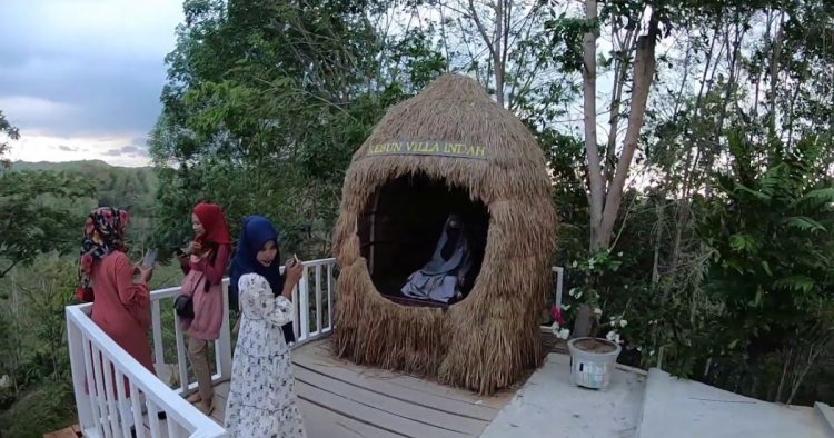 Kebun Indah Villa via Hailiat, 1. Pantai Pasir Putih Langsa, 2. Hutan Kota Langsa, 3. Pulau Teulaga Tujoh, 4. Taman Mangrove Langsa, 5. Gedung Balee Juang, 6. Pantai Buatan Kuala Langsa, 7. Vitra Tirta Raya Waterboom, 8. Taman Bambu Runcing, 9. Mutiara Waterpark, 10. Pantai Kuala Parek, 11. Langsa Town Square (Latos), 12. Kolam Renang Kemuning, 13. Pelabuhan Kuala Langsa, 14. Air Terjun Terujak, 15. Kawasan Toko Belakang, 16. Ujong Pusong, 17. Pantai Matang Ulim Idi Cut, 18. Pantai Kuala Geulumpang, 19. Lapangan Merdeka Langsa – Alun-alun Langsa, 20. Kebun Indah Villa, 21. Royal Waterboom Langsa