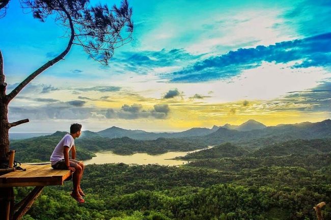 Menyaksikan Sunrise via IG @sayogatravtourjogjaindo, Lokasi Wisata Alam Kalibiru, Rute Menuju Lokasi Wisata Alam Kalibiru, Harga Tiket Masuk Wisata Kalibiru, Penginapan Murah di Sekitar Lokasi WIsata, Fasilitas yang Tersedia di Kutan Kemasyarakatan Kalibiru, Spot Foto yang Instagramable, Pesona Alam  Kalibiru Kulonprogo, Objek Wisata di Sekitar Kalibiru, Tips Berlibur