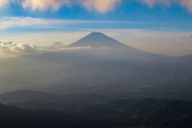Pemandangan Alam dari Suroloyo Peak via Kompas, Legenda Puncak Suroloyo, Lokasi Destinasi Wisata Alam Puncak Suroloyo, Rute Menuju Lokasi Puncak Suroloyo, Harga Tiket Masuk Puncak Suroloyo, Fasilitas yang Tersedia , Pesona Puncak Suroloyo Kulonprogo, Tips Berlibur