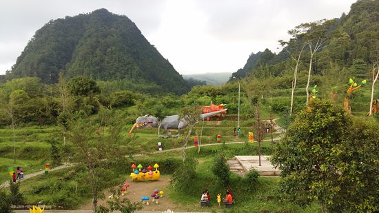 Pemandangan Sore Hari Taman Gardu Pandang via Tripadvisor, Lokasi Wisata Alam Taman Gardu Pandang Kaliurang, Rute Menuju Lokasi Taman, Harga Tiket Masuk Taman Gardu Pandang Kaliurang, Fasilitas Penunjang yang Tersedia, Menyaksikan Gunung Merapi Nan Eksotis, Pesona Taman Lampion Kaliurang, Tips Berlibur