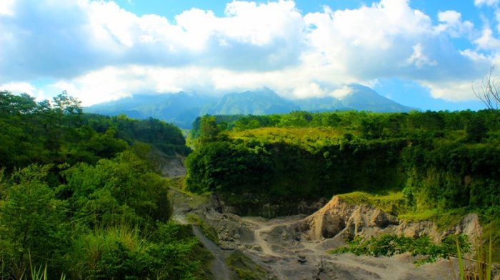 Pemandangan di Sekitar via Jogjaholic, Lokasi Wisata Alam Batu Alien, Rute Menuju Lokasi Wisata Alam Batu Alien, Harga Tiket Masuk Wisata Alam Batu Alien, Fasilitas Wisata yang Tersedia, Keunikan Batu Alien, Wisata Disekitar Batu Alien, Tips Berlibur