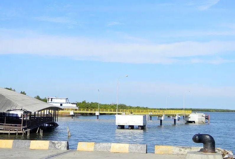 Pelabuhan Kuala Langsa, 1. Pulau Teulaga Tujoh, 2. Pantai Kuala Geulumpang, 3. Pelabuhan Kuala Langsa, 4. Pantai Kuala Parek, 5. Pantai Ujong Pusong, 6. Pantai Matang Ulim Idi Cut, 7. Wisata Pantai Buatan Kuala Langsa, 8. Pantai Pasir Putih Langsa