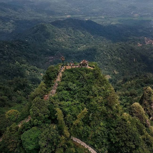 Puncak Suroloyo dari Drone via IG @eksotika_jogja, Legenda Puncak Suroloyo, Lokasi Destinasi Wisata Alam Puncak Suroloyo, Rute Menuju Lokasi Puncak Suroloyo, Harga Tiket Masuk Puncak Suroloyo, Fasilitas yang Tersedia , Pesona Puncak Suroloyo Kulonprogo, Tips Berlibur
