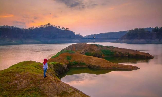 Pulau Terapung via IG @mbahnyong, Lokasi Wisata Alam Waduk Sermo, Rute Menuju Lokasi Waduk Sermo, Harga Tiket Masuk Waduk Sermo, Fasilitas yang Ada di Waduk Sermo, Cerita Tentang Waduk Sermo, Aktivitas Seru yang Bisa Kamu Lakukan, Spot Foto di Waduk Sermo, Tips Berlibur