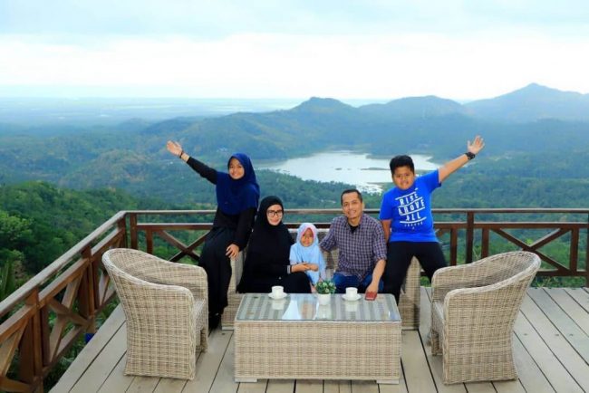 Santai Sambil Menikmati Secangkir Kopi via IG @nurdiana_seprianti, Lokasi Wisata Alam Kalibiru, Rute Menuju Lokasi Wisata Alam Kalibiru, Harga Tiket Masuk Wisata Kalibiru, Penginapan Murah di Sekitar Lokasi WIsata, Fasilitas yang Tersedia di Kutan Kemasyarakatan Kalibiru, Spot Foto yang Instagramable, Pesona Alam  Kalibiru Kulonprogo, Objek Wisata di Sekitar Kalibiru, Tips Berlibur