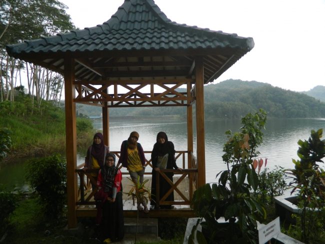 Santai Sejenak di Gazebo via ciety77.wordpresscom, Lokasi Wisata Alam Waduk Sermo, Rute Menuju Lokasi Waduk Sermo, Harga Tiket Masuk Waduk Sermo, Fasilitas yang Ada di Waduk Sermo, Cerita Tentang Waduk Sermo, Aktivitas Seru yang Bisa Kamu Lakukan, Spot Foto di Waduk Sermo, Tips Berlibur