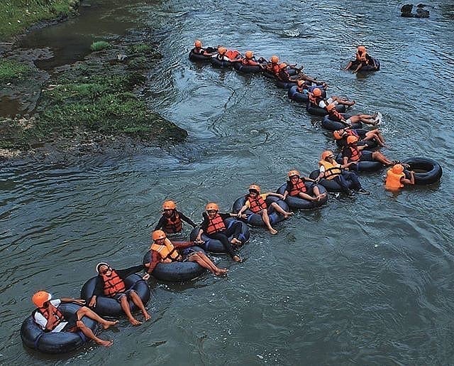 Sensasi Tubing di Lava Bantal via IG @holidayjogja, Lokasi Wisata Alam Lava Bantal, Rute Menuju Lokasi Wisata Alam Lava Bantal, Peta Lokasi Lava Bantal, Jam Operasional Objek Wisata, Harga Tiket Masuk Kawasan Wisata, Fasilitas yang Tersedia, Pesona Objek Wisata Lava Bantal, Kegiatan Seru di Lava Bantal, Wisata di Sekitarnya, Tips Berlibur