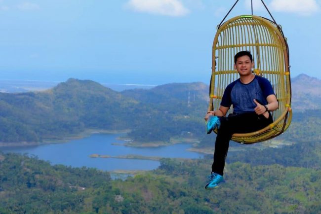 Spot Foto Ayunan via IG @reviewafrzlal, Lokasi Wisata Alam Kalibiru, Rute Menuju Lokasi Wisata Alam Kalibiru, Harga Tiket Masuk Wisata Kalibiru, Penginapan Murah di Sekitar Lokasi WIsata, Fasilitas yang Tersedia di Kutan Kemasyarakatan Kalibiru, Spot Foto yang Instagramable, Pesona Alam  Kalibiru Kulonprogo, Objek Wisata di Sekitar Kalibiru, Tips Berlibur
