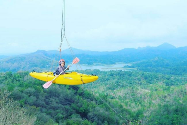Spot Foto Kano Terbang via IG @ainfairuz02, Lokasi Wisata Alam Kalibiru, Rute Menuju Lokasi Wisata Alam Kalibiru, Harga Tiket Masuk Wisata Kalibiru, Penginapan Murah di Sekitar Lokasi WIsata, Fasilitas yang Tersedia di Kutan Kemasyarakatan Kalibiru, Spot Foto yang Instagramable, Pesona Alam  Kalibiru Kulonprogo, Objek Wisata di Sekitar Kalibiru, Tips Berlibur