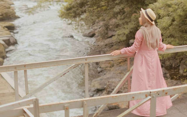 Spot Foto di Atas Jembatan via IG @ratihsukmaresi, Lokasi Wisata Alam Lava Bantal, Rute Menuju Lokasi Wisata Alam Lava Bantal, Peta Lokasi Lava Bantal, Jam Operasional Objek Wisata, Harga Tiket Masuk Kawasan Wisata, Fasilitas yang Tersedia, Pesona Objek Wisata Lava Bantal, Kegiatan Seru di Lava Bantal, Wisata di Sekitarnya, Tips Berlibur