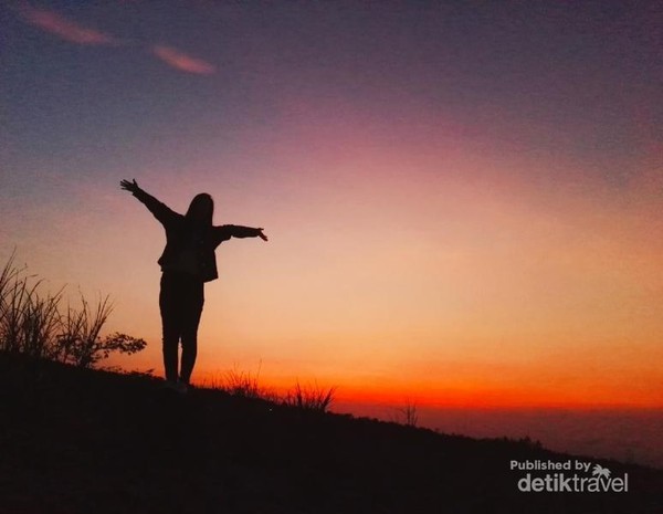 Sunrise Batu Alien via Detik Travel, Lokasi Wisata Alam Batu Alien, Rute Menuju Lokasi Wisata Alam Batu Alien, Harga Tiket Masuk Wisata Alam Batu Alien, Fasilitas Wisata yang Tersedia, Keunikan Batu Alien, Wisata Disekitar Batu Alien, Tips Berlibur
