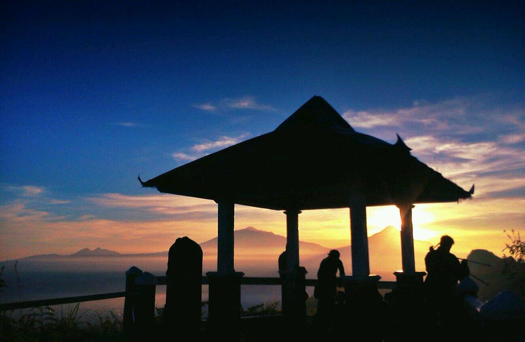 Suroloyo Peak via Dinas pariwisata DIY, Legenda Puncak Suroloyo, Lokasi Destinasi Wisata Alam Puncak Suroloyo, Rute Menuju Lokasi Puncak Suroloyo, Harga Tiket Masuk Puncak Suroloyo, Fasilitas yang Tersedia , Pesona Puncak Suroloyo Kulonprogo, Tips Berlibur
