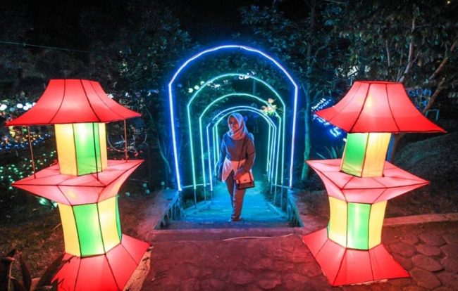 Taman Lampion Gardu Pandang Kaliurang via IG @chandraant, Lokasi Wisata Alam Taman Gardu Pandang Kaliurang, Rute Menuju Lokasi Taman, Harga Tiket Masuk Taman Gardu Pandang Kaliurang, Fasilitas Penunjang yang Tersedia, Menyaksikan Gunung Merapi Nan Eksotis, Pesona Taman Lampion Kaliurang, Tips Berlibur