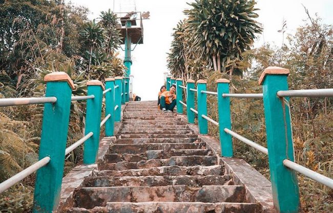 Tangga Menuju Puncak Bukit Suroloyo via IG @konyeenk, Legenda Puncak Suroloyo, Lokasi Destinasi Wisata Alam Puncak Suroloyo, Rute Menuju Lokasi Puncak Suroloyo, Harga Tiket Masuk Puncak Suroloyo, Fasilitas yang Tersedia , Pesona Puncak Suroloyo Kulonprogo, Tips Berlibur