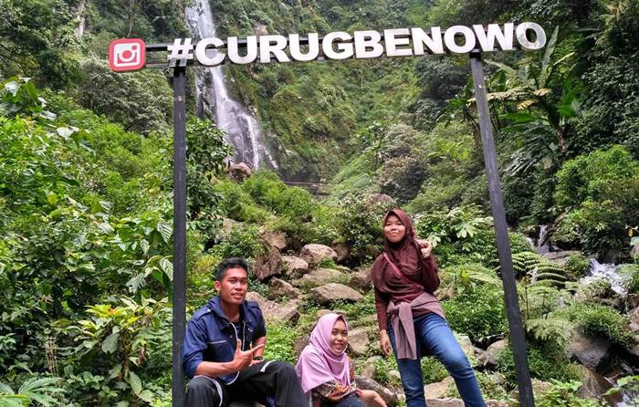 Curug Benowo via Ig @anisasilvia98, 1. The Fountain Water Park, 2. Alun-alun Bung Karno, 3. Curug Lawe , 4. Curug Benowo , 5. Wana Wisata Penggaron , 6. Watu Gunung , 7. Taman Djamoe Indonesia (Tutup) , 8. Umbul Sidomukti, 9. Tirto Agung Siwarak , 10. Kampung Kopi Banaran , 11. Candi Gedong Songo, 12. Kampung Seni Lerep, 13. Museum Kereta Api Ambarawa , 14. Vanaprastha Park , 15. Green Valley , 16. Air Terjun Semirang , 17. Taman Unyil , 18. New Bandungan Indah Waterpark &amp; Family Resort, 19. Masjid Agung Ungaran , 20. Kolam Renang Watu Lumpang, 21. Desa Wisata Kalongan, 25. Taman Serasi Ungaran, 26. Wisata Embung Sebligo Lerep, 27. Top Selfie Cemara Sewu Ungaran(TSCS), 28. Benteng Williem II, 29. Air Terjun Tirto Wening, 30. Kolam Renang Singampon, 31. Sanggar Seni Gedong Songo , 32. I AMpelgading Homeland, 33. Bukit Cinta , 34. Rawa Pening 