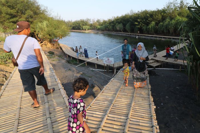 Laguna Pantai Trisik via Antarafoto, Lokasi dan Rute Menuju Pantai Trisik, Harga Tiket Masuk Pantai Trisik, Fasilitas Pendukung di Pantai Trisik, Keseruan Di Pantai Trisik, Keistimewaan Pantai Trisik, Tips Berlibur