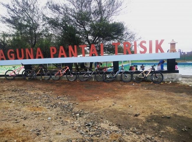 Laguna Pantai Trisik via IG @herysst, Lokasi dan Rute Menuju Pantai Trisik, Harga Tiket Masuk Pantai Trisik, Fasilitas Pendukung di Pantai Trisik, Keseruan Di Pantai Trisik, Keistimewaan Pantai Trisik, Tips Berlibur