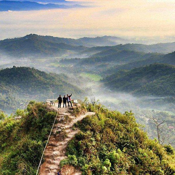 Menikmati Panorama Alam dari Puncak Gunung Lanang, Lokasi Puncak Gunung Lanang, Rute Menuju Lokasi Puncak Gunung Lanang, Harga Tiket Masuk Puncak Gunung Lanang, Fasilitas yang Ada Di Puncak Gunung Lanang, Pesona Puncak Gunung Lanang, Aktivitas Seru Di Puncak Gunung Lanang, Tips Berlibur