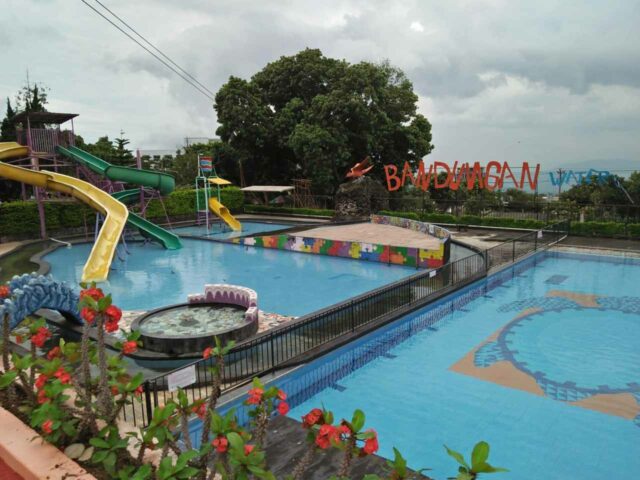 New Bandungan Indah Waterpark &amp; Family Resort, 1. The Fountain Water Park, 2. Alun-alun Bung Karno, 3. Curug Lawe , 4. Curug Benowo , 5. Wana Wisata Penggaron , 6. Watu Gunung , 7. Taman Djamoe Indonesia (Tutup) , 8. Umbul Sidomukti, 9. Tirto Agung Siwarak , 10. Kampung Kopi Banaran , 11. Candi Gedong Songo, 12. Kampung Seni Lerep, 13. Museum Kereta Api Ambarawa , 14. Vanaprastha Park , 15. Green Valley , 16. Air Terjun Semirang , 17. Taman Unyil , 18. New Bandungan Indah Waterpark &amp; Family Resort, 19. Masjid Agung Ungaran , 20. Kolam Renang Watu Lumpang, 21. Desa Wisata Kalongan, 25. Taman Serasi Ungaran, 26. Wisata Embung Sebligo Lerep, 27. Top Selfie Cemara Sewu Ungaran(TSCS), 28. Benteng Williem II, 29. Air Terjun Tirto Wening, 30. Kolam Renang Singampon, 31. Sanggar Seni Gedong Songo , 32. I AMpelgading Homeland, 33. Bukit Cinta , 34. Rawa Pening 