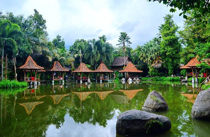 Objek Wisata Watu Gunung via IG @mirzaktf, 1. The Fountain Water Park, 2. Alun-alun Bung Karno, 3. Curug Lawe , 4. Curug Benowo , 5. Wana Wisata Penggaron , 6. Watu Gunung , 7. Taman Djamoe Indonesia (Tutup) , 8. Umbul Sidomukti, 9. Tirto Agung Siwarak , 10. Kampung Kopi Banaran , 11. Candi Gedong Songo, 12. Kampung Seni Lerep, 13. Museum Kereta Api Ambarawa , 14. Vanaprastha Park , 15. Green Valley , 16. Air Terjun Semirang , 17. Taman Unyil , 18. New Bandungan Indah Waterpark &amp; Family Resort, 19. Masjid Agung Ungaran , 20. Kolam Renang Watu Lumpang, 21. Desa Wisata Kalongan, 25. Taman Serasi Ungaran, 26. Wisata Embung Sebligo Lerep, 27. Top Selfie Cemara Sewu Ungaran(TSCS), 28. Benteng Williem II, 29. Air Terjun Tirto Wening, 30. Kolam Renang Singampon, 31. Sanggar Seni Gedong Songo , 32. I AMpelgading Homeland, 33. Bukit Cinta , 34. Rawa Pening 