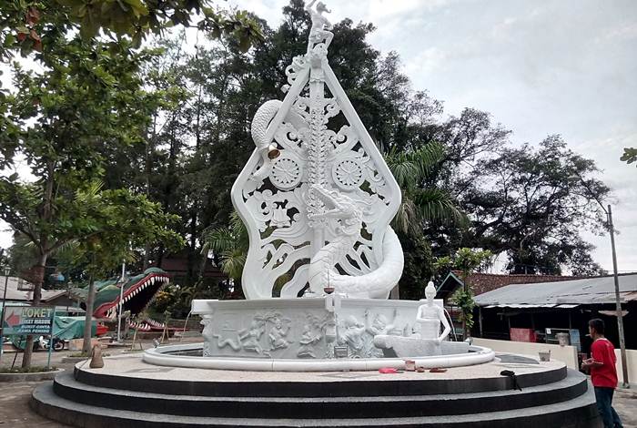 Sanggar Seni Gedong Songo via leonardokrisna.wordpresscom, 1. The Fountain Water Park, 2. Alun-alun Bung Karno, 3. Curug Lawe , 4. Curug Benowo , 5. Wana Wisata Penggaron , 6. Watu Gunung , 7. Taman Djamoe Indonesia (Tutup) , 8. Umbul Sidomukti, 9. Tirto Agung Siwarak , 10. Kampung Kopi Banaran , 11. Candi Gedong Songo, 12. Kampung Seni Lerep, 13. Museum Kereta Api Ambarawa , 14. Vanaprastha Park , 15. Green Valley , 16. Air Terjun Semirang , 17. Taman Unyil , 18. New Bandungan Indah Waterpark &amp; Family Resort, 19. Masjid Agung Ungaran , 20. Kolam Renang Watu Lumpang, 21. Desa Wisata Kalongan, 25. Taman Serasi Ungaran, 26. Wisata Embung Sebligo Lerep, 27. Top Selfie Cemara Sewu Ungaran(TSCS), 28. Benteng Williem II, 29. Air Terjun Tirto Wening, 30. Kolam Renang Singampon, 31. Sanggar Seni Gedong Songo , 32. I AMpelgading Homeland, 33. Bukit Cinta , 34. Rawa Pening 
