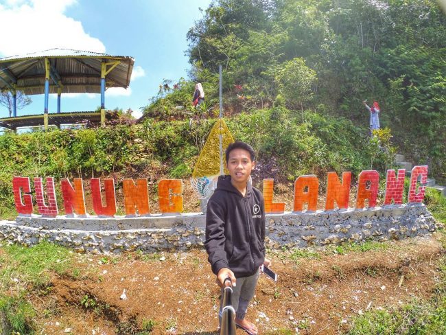 Selfie di Puncak Gunung Lanang via IG @danithetong, Lokasi Puncak Gunung Lanang, Rute Menuju Lokasi Puncak Gunung Lanang, Harga Tiket Masuk Puncak Gunung Lanang, Fasilitas yang Ada Di Puncak Gunung Lanang, Pesona Puncak Gunung Lanang, Aktivitas Seru Di Puncak Gunung Lanang, Tips Berlibur