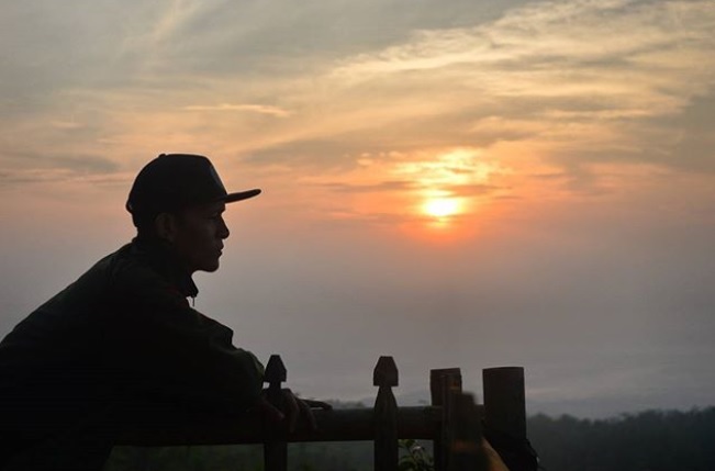 Sunset di Gunung Lanang via IG @lutfi_adimulya, Lokasi Puncak Gunung Lanang, Rute Menuju Lokasi Puncak Gunung Lanang, Harga Tiket Masuk Puncak Gunung Lanang, Fasilitas yang Ada Di Puncak Gunung Lanang, Pesona Puncak Gunung Lanang, Aktivitas Seru Di Puncak Gunung Lanang, Tips Berlibur