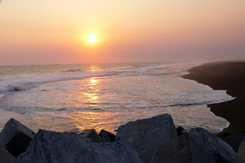 Sunset di Trisik Beach via Rizalrezki.wordpresscom, Lokasi dan Rute Menuju Pantai Trisik, Harga Tiket Masuk Pantai Trisik, Fasilitas Pendukung di Pantai Trisik, Keseruan Di Pantai Trisik, Keistimewaan Pantai Trisik, Tips Berlibur