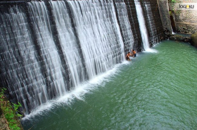 Di Bawah Air Terjun Buatan via IG @fotohery, Lokasi Wisata Alam Green Kayen, Rute Menuju Lokasi, Harga Tiket Masuk Green Kayen, Fasilitas yang Tersedia, Pemilihan Nama Green Kayen, Pesona Alam Green Kayen, Tips Berlibur