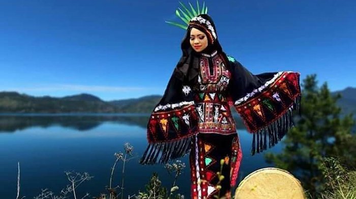 Festival Budaya Saman via Tribunnews, 1. Pemandian Air Panas Putri Betung, 2. Genting, 3. Air Terjun Kolam Biru Rerebe, 4. Agusen, 5. Berawang Pungkih, 6. Air Terjun Tujuh Tingkat, 7. Ketambe, 8. Bukit Cinta, 9. Kedah, 10. Taman Nasional Gunung Leuser, 11. Blangtasik, 12. Wisata Kampung Inggris, 13. Tanjung Lipet, 14. Highland Gayo Lues, 15. Air Terjun Akang Siwah, 16. Festival Budaya Saman (FBS), 17. Uyem Beriring, 18. Bur Reko