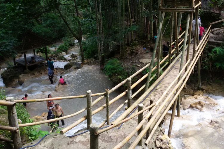 Jembatan Bambu yang Membuat Air Terjun Semakin eksotis via Kompas, Lokasi Objek Wisata Kedung Pedung, Rute Menuju Lokasi Kedung Pedut, Harga Tiket Masuk Kedung Pedut, Fasilitas yang Ada di Kedung Pedut, Pesona Kedung Pedut, Tips Berlibur Ke Kedung Pedut