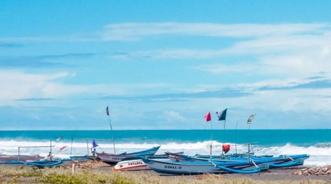 Kapal Nelayan Lagi Bersandar, Lokasi Pantai Congot, Rute Menuju Lokasi Pantai Congot, Harga Tiket Masuk Di Pantai Congot, Fasilitas Tambahan Di Pantai Congot, Mengenal Pantai Congot, Aktivitas Seru Di Pantai Congot, Tips Berlibur ke Pantai Congot
