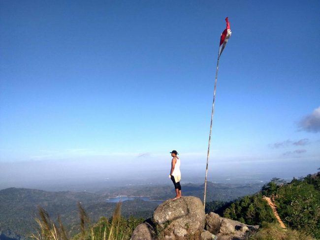 Menatap Dunia via IG @b.haulussy, Lokasi Wisata Alam Gunung Ijo, Harga Tiket Masuk Wisata Alam Gunung Ijo, Pesona Wisata Alam Gunung Ijo, Tips Berlibur ke Gunung Ijo