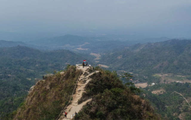 Mendaki Salah Satu Bukit di Sekitar Kebun Teh via Extra Stock, Info Umum Kebun Teh Nglinggo, Lokasi Destinasi Wisata Alam Kebun Teh Nglinggo Kulonprogo, Rute Menuju Lokasi, Harga Tiket Masuk Kebun Teh Nglinggo, Fasilitas yang Ada Di Sekitar Lokasi Kebun Teh Nglinggo, Pesona Kebun Teh Nglinggo, Tips Berlibur