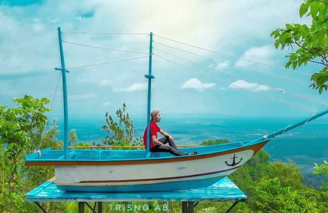 Naik Perahu Yuk via IG @trisnoarybudi, Lokasi Puncak dipowono, Rute Menuju Lokasi Puncak Dipowono, Harga Tiket Masuk Puncak Dipowono, Fasilitas Tambahan Di Puncak Dipowono, Pesona Puncak Dipowono, Menyaksikan Sunset Dari Puncak Dipowono, Tips Berlibur