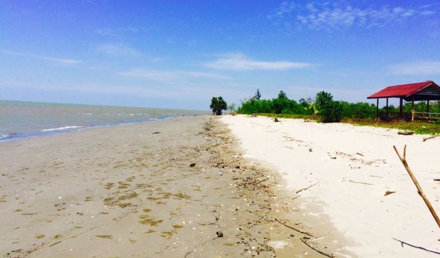 Pantai Kuala Ketapang, 1. Kuala Paret, 2. Pantai Kuala Ketapang, 3. Bukit Kerang, 5. Sungai Gunung Pandan, 6. Air Terjun 7 Tingkat, 7. Istana Karang, 8. Istana Benua Raja (Tutup), 9. Air Terjun Sangka Pane, 10. Pantai Balai, 11. Air Terjun Kembar, 12. Gua Walet, 13. Tangsar Alur Biak, 14. Gua Pintu Kuari , 15. Wisata Lapangan Golf, 16. Pantai Busung Ciung, 17. Pantai Pulau Rukui, 18. Pemandian Sungai Rengas, 19. Pantai Pusong Cium, 20. Water Boom HARAPAN TIRTA, 20.  Pantai Ujung Tamiang