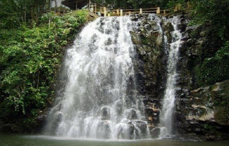 Air Terjun Paya Bili, 1. Air Terjun Weh Hilang, 2. Pantai Kuala Beukah, 3. Pantai Kuala Parek, 4. Pantai Idi Cut, 5. Pantai Ketapang Mameh, 6. Situs Kerajaan Peureulak, 7. Pantai Pusong Kuala Idi, 8. Air Terjun Paya Bili, 9. Pantai Wisata Kuala Peudawa, 10. Pantai Kuala Simpang Ulim, 11. Pantai Kuala Geulumpang, 12. Pantai Alur Dua Muka, 13. Taman Bambu Runcing, 14. Hutan Mangrove, 15. Mutiara Waterpark, 16. Hutan Lindung, 17. Gedung Balee Juang, 18. Kolam Renang Tirta Virta Raya