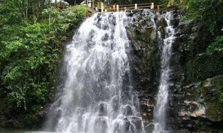 Air Terjun Peukan Biluy via Facebook Eksotisindonesia, 1. Masjid Raya Baiturrahman, 2. Air Terjun Kuta Malaka, 3. Air Terjun Pekan Bilui, 3. Benteng Indra Patra, 4. Ujung Kelindu , 5. Pucoek Krueng Raba, Lhoknga , 6. Bukit Lhok Eumpe , 7. Pantai Lhok Mee , 8. Pantai Lampuk , 9. Pantai Lhoknga, 10. Pantai Ulee Lheue , 11. Kapal Apung Lampulo, 12. Museum Tsunami dan Pemakaman Kerkhof Peutjoet , 13. Taman Sari Gunongan dan Pinto Khob , 14. Museum Aceh (Rumah Aceh), 15. Taman Ratu Safiatuddin, 16. Lapangan Blangpadang, 17. PLTD (Pembangkit Listrik Tenaga Diesel) Apung 1, 18. Pantai Lampuuk, 19. Museum Rumah Cut Nyak Dien, 20. Air Terjun Peukan Biluy, 21. Puncak Geurutee, 22. Museum Sejarah Aceh, 23. Bukit Soeharto Aceh, 24. Bukit Lhoknga, 25. Taman Bustanussalatin, 26. Balai Pelestarian Peninggalan Purbakala, 27. Wahana Impian Malaka, 28. Pantai Iboih, 29. Pantai Alue Naga, 30. Makam Sultan Aceh Kandang XII, 31. Makam Syiah Kuala, 32. Masjid Baiturrahim Ulee Lheue, 33. Makam Raja Aceh, 34. Taman Putroe Phang, 35. Hutan Kota BNI Banda Aceh, 36. Balai Pelestarian Cagar Budaya, 37. Wisata Kuliner Keudah, 38. Simpang Mesra