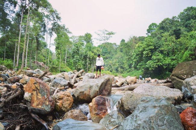 Alue Gantung via IG @fadhli_nagan, 1. Puncak Singgah Mata, 2. Pantai Naga Permai, 3. Krueng Isep, 4. Bendungan Irigasi Ule Jalan, 5. Pantai Suak Dama /TPI, 6. Pantai Seunagan, 7. Masjid Gudong Buloh, 8. Danau Laut Tadu, 9. Masjid Giok dan Pusat Perkantoran Suka Makmue, 10. Taman Ratu Balqis, 11. Pantai Cermai, 12. Pantai Lhok Raja, 13. Masjid Baburrayyan, 14. Museum Al Qur’an Kuno, 15. Banta Tok Jong Kab, 16. Alue Batee Puteh, 17. Alue Gantung, 18. Wisata Kuliner di Nagan Raya