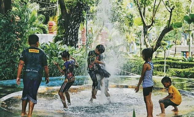 Asyik Basah-Basahan via Ig @bicarasurabaya, Sejarah Taman Bungkul, Lokasi Dan Cara Menuju Taman Wisata Bungkul, Daya Tarik Taman Bungkul, Fasilitas yang Ada di Taman Bungkul, Kuliner Khas Area Taman Bungkul, Saran dan Tips Berlibur di Taman Bungkul