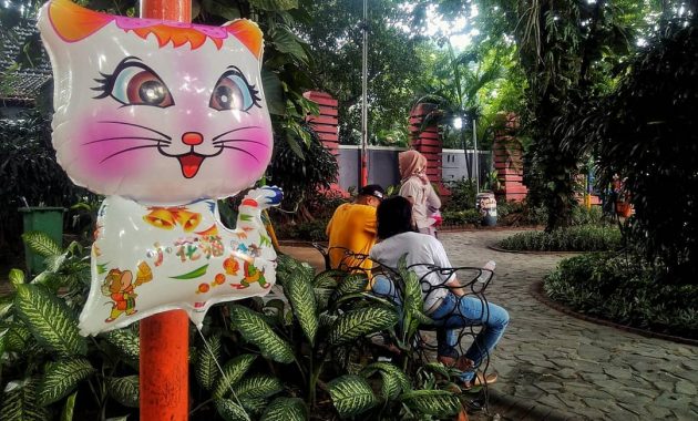 Bangku Tempat Santai via IG @niks_aw, Sejarah Taman Bungkul, Lokasi Dan Cara Menuju Taman Wisata Bungkul, Daya Tarik Taman Bungkul, Fasilitas yang Ada di Taman Bungkul, Kuliner Khas Area Taman Bungkul, Saran dan Tips Berlibur di Taman Bungkul